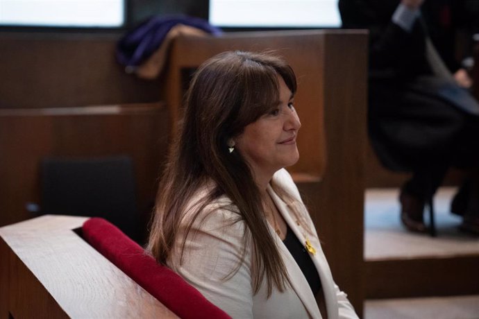 La presidenta de Junts, Laura Borrs, durante un juicio para declarar por presuntamente fraccionar contratos en la Institució de les Lletres Catalanes (ILC) en el TSJC, a 10 de febrero de 2023, en Barcelona, Catalunya (España). Borrs encara a partir de