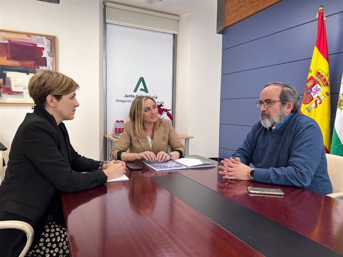 La consejera de Fomento, Articulación del Territorio y Vivienda, Marifrán Carazo, ha mantenido un encuentro con Ángel Ibarra, director del Consorcio Ifmif-Dones España, y Ana Agudo, la directora del PTS.