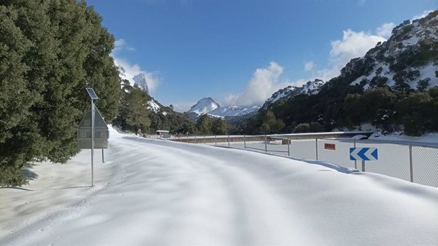 Nieve acumulada en una carretera de Mallorca.