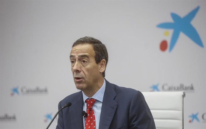 Archivo - El consejero delegado de CaixaBank, Gonzalo Gortázar, interviene durante la presentación de los resultados de la entidad de los nueve primeros meses de 2022, en el Edificio de CaixaBank, a 28 de octubre de 2022, en Valencia, Comunidad Valencia