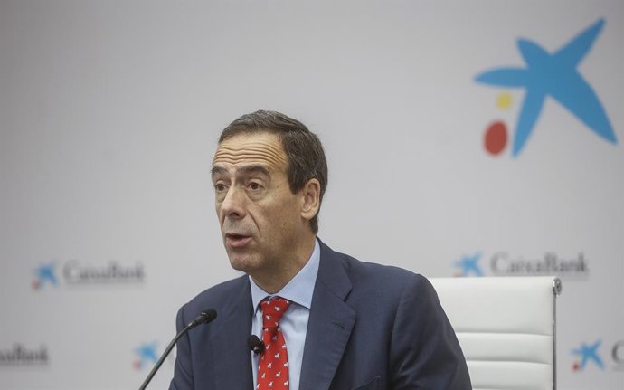 Archivo - El consejero delegado de CaixaBank, Gonzalo Gortázar, interviene durante la presentación de los resultados de la entidad de los nueve primeros meses de 2022, en el Edificio de CaixaBank, a 28 de octubre de 2022, en Valencia, Comunidad Valencia
