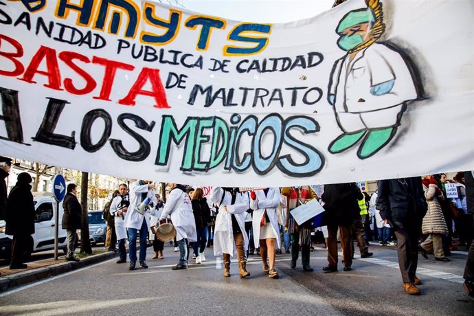 Archivo - Varias personas portan una pancarta de la Asociación de Médicos y Titulados Superiores de Madrid (AMYTS) en una manifestación 