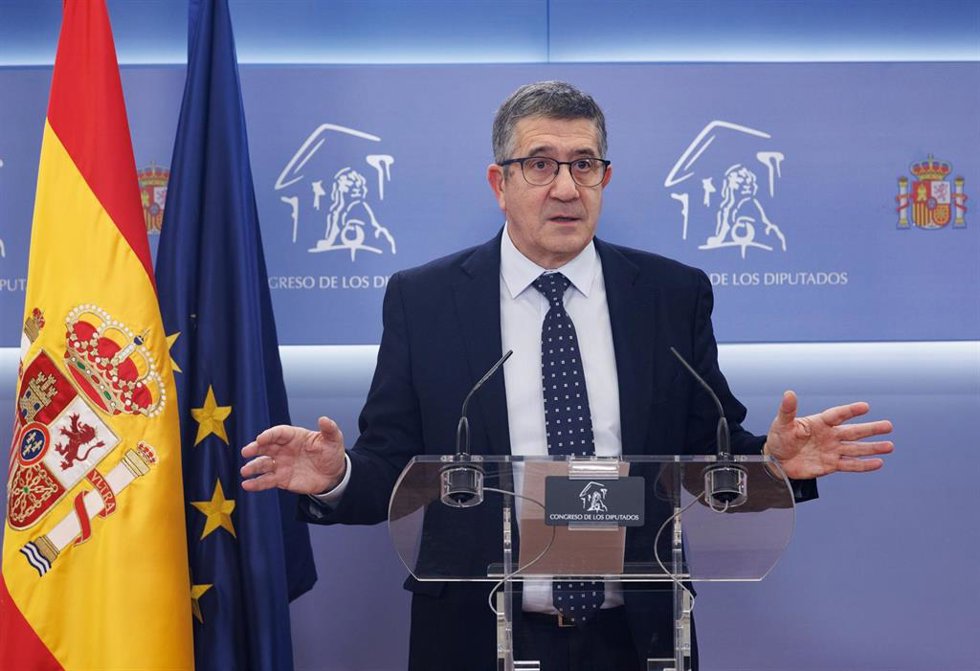 El portavoz del PSOE en el Congreso, Patxi López, durante una rueda de prensa posterior a la reunión de la Junta de Portavoces, en el Congreso de los Diputados, a 14 de febrero de 2023, en Madrid (España).