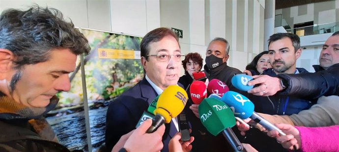 El presidente de la Junta de Extremadura, Guillermo Fernández Vara, atiende a los medios.