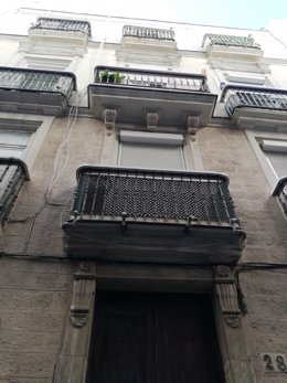 Archivo - Balcones en la calle Javier de Burgos en Cádiz.