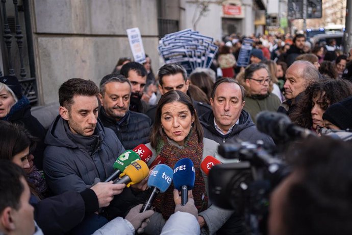 La ministra de Industria, Comercio y Turismo, Reyes Maroto, ofrece declaraciones a los medios durante la manifestación de facultativos hospitalarios en su primera jornada de huelga, a 1 de marzo de 2023, en Madrid (España). Los facultativos de hospitale