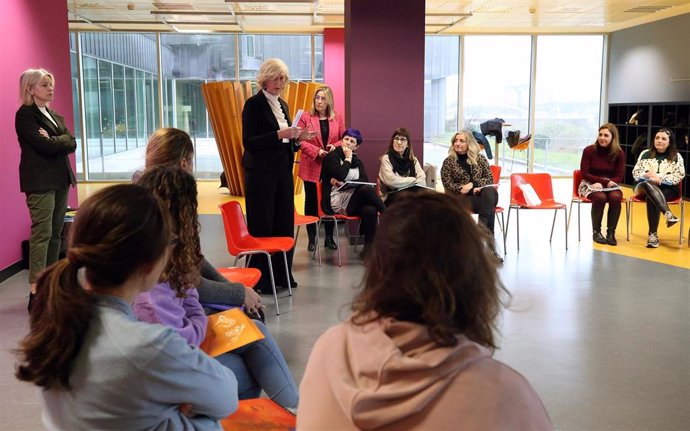 La consejera de Educación y Formación Profesional, Marina Lombó, inaugura la jornada formativa Avanzamos en convivencia +