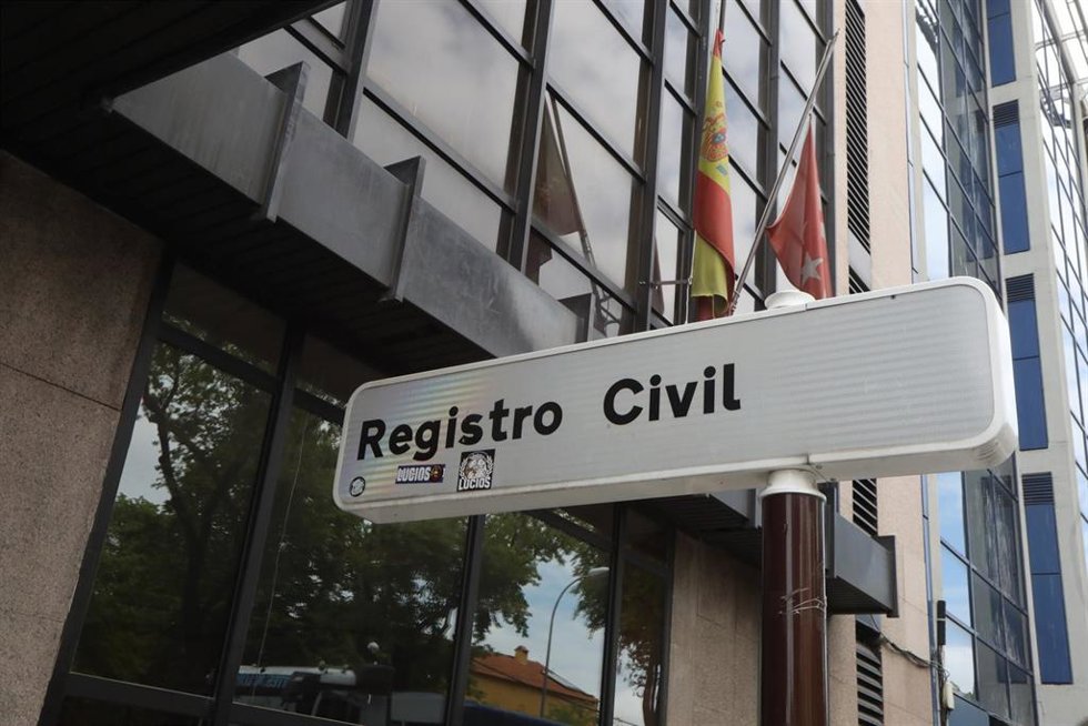Archivo - Letrero indicativo de uno de los registros civiles madrileños.