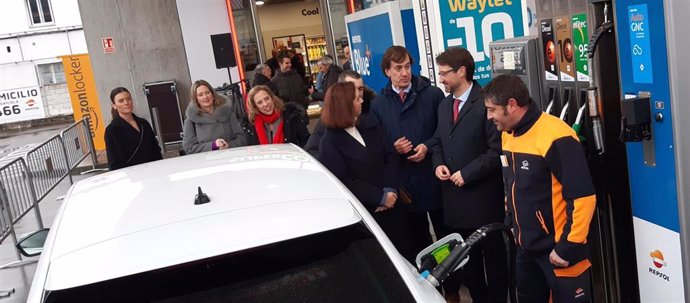 El consejero de Industria, Enrique Fernández, con el CEO de Nortegas, Javier Contreras, y la responsable de Desarrollo de Negocio de Gas Natural Vehicular de Repsol, Sara Martín Cabrera, durante el acto de inauguración de la gasinera de Avilés.