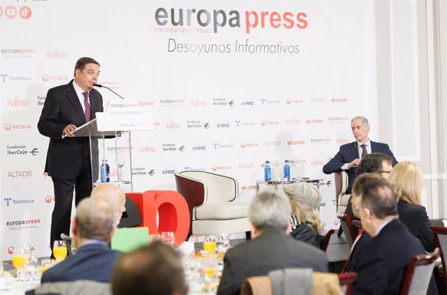 El ministro de Agricultura, Pesca, Alimentación y Medio Ambiente, Luis Planas, interviene durante un desayuno informativo de Europa Press, en el Rosewood Villa Magna, a 1 de marzo de 2023, en Madrid (España).