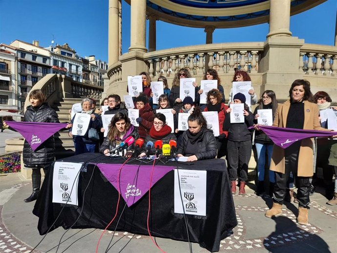 Imagen de la rueda de prensa del Movimiento Feminista para dar a conocer la movilización del 8M de 2023 en Pamplona