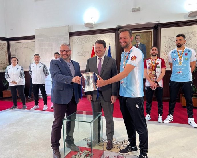 El presidente de la Junta recibe al Club Río Duero Voley de Soria, campeón de la Copa del Rey