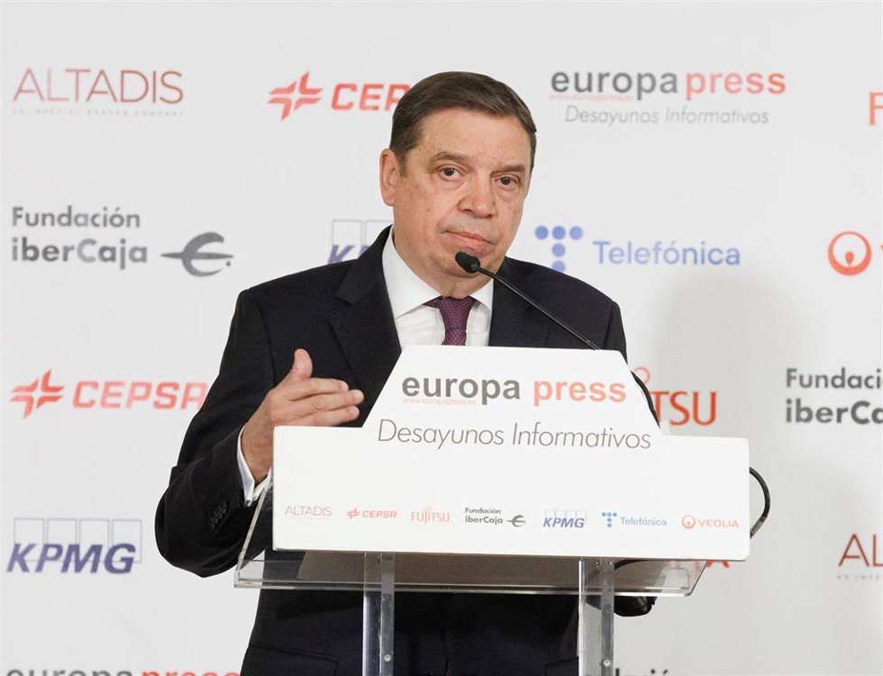 El ministro de Agricultura, Pesca y Alimentación, Luis Planas, interviene durante un desayuno informativo de Europa Press, en el Rosewood Villa Magna, a 1 de marzo de 2023, en Madrid (España).