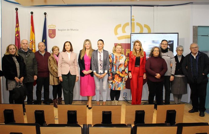 La consejera de Empresa, Economía Social y Autónomos, Valle Miguélez, presenta el Plan de Inspección de Consumo 2023 junto con la directora general de Consumo y Artesanía, Sonia Moreno; los inspectores de Consumo y miembros del Servicio.