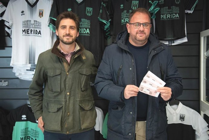 El alcalde de Mérida, Antonio Rodríguez Osuna, compra la entrada para el derbi Badajoz-Mérida