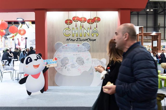 Archivo - Varias personas visitan el estand de China en la Feria Internacional del Turismo, Fitur 2023, en Ifema Madrid