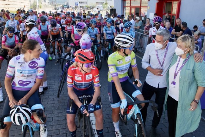 Zuloaga y la alcaldesa de Carmargo, Esther Bolado, el año pasado durante la salida de la tercera etapa del a CERATIZIT Challenge by La Vuelta.- Archivo