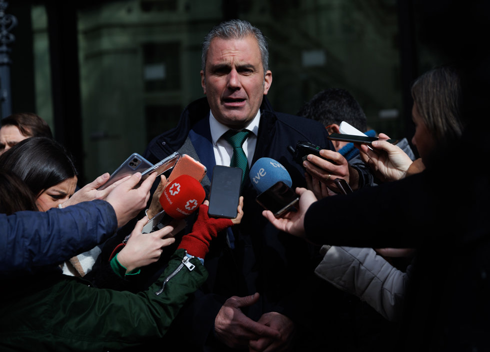 El portavoz de Vox en el Ayuntamiento de Madrid, Javier Ortega Smith, atiende a los medios de comunicación, tras reunirse con el alcalde de Madrid por la ley de urbanismo, frente al Ayuntamiento, a 1 de marzo de 2023, en Madrid (España).