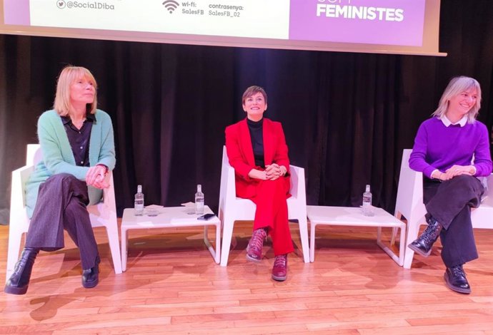 La ministra de Política Territorial i portaveu del Govern espanyol, Isabel Rodríguez, juntament amb les diputades de la Diputació de Barcelona Llusa Moret i Alba Barnusell 
