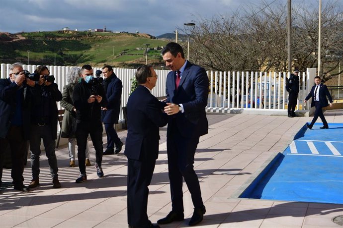 El presidente de Ceuta, Juan Jesús Vivas (i), saluda al presidente del Gobierno, Pedro Sánchez (d), a su llegada la inauguración del Centro de Salud Tarajal, a 1 de marzo de 2023, en Ceuta (España)