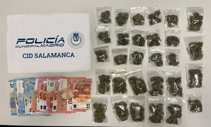 Bolsas con marihuana y dinero fraccionado en efectivo intervenido por la Policía.