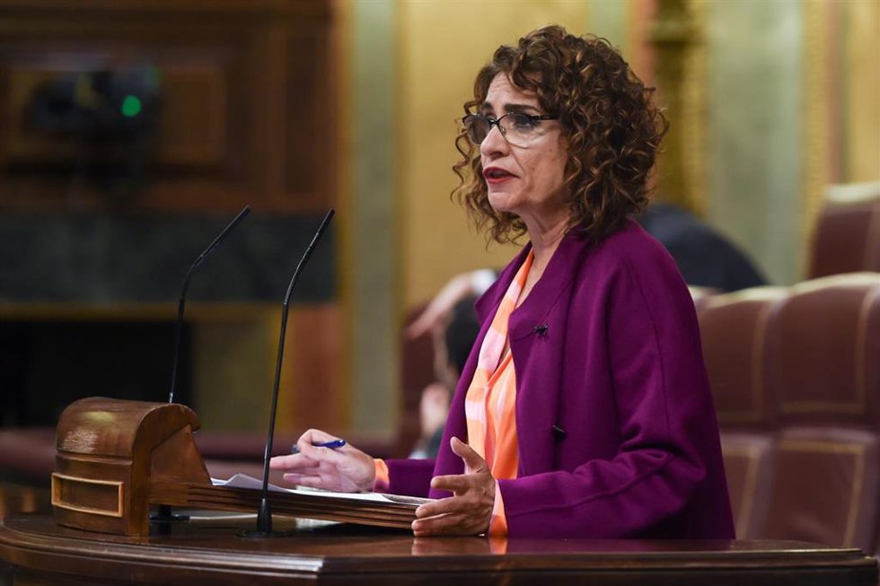 La ministra de Hacienda y Función Pública, María Jesús Montero, interviene durante una sesión plenaria en el Congreso de los Diputados, a 23 de febrero de 2023, en Madrid (España). El PSOE ha votado en contra de la moción de ERC que pedía al Gobierno re