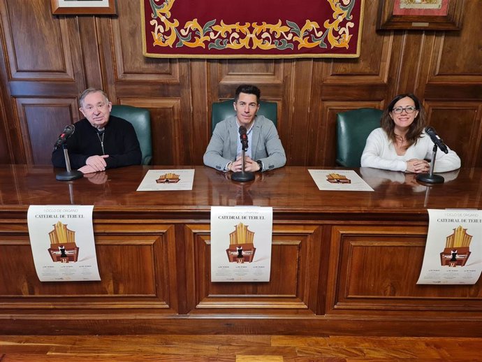 El concejal de Cultura, Carlos Méndez, el administrador diocesano de Teruel y Albarracín, Alfonso Belenguer, y la directora de la Fundación Cultus, Esther Ciudad, presentan el I Ciclo de Órgano Catedral de Teruel.