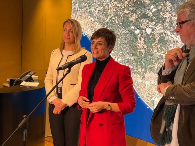 La portavoz del Gobierno y ministra de Política Territorial, Isabel Rodríguez, junto la delegada del Gobierno en Catalunya, Maria Eugènia Gay, y el vicepresidente ejecutivo del AMB, Antonio Balmón.