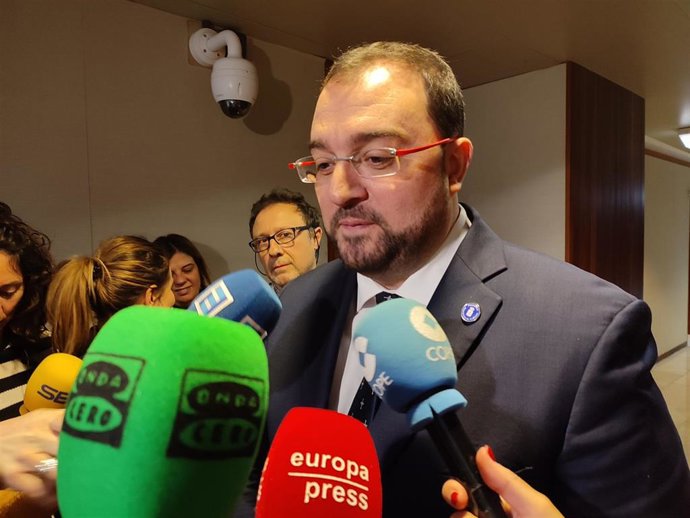 El presidente del Principado, Adrián Barbón, atiende a los medios en la Junta General.