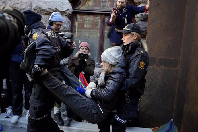 LA activista Greta Thunberg es detenida en Noruega durante una protesta a favor de los derechos de la comunidad sami.