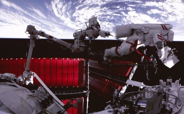 Esta imagen de pantalla capturada en el Centro de Control Aeroespacial de Pekín el 9 de febrero de 2023 muestra al taikonauta de Shenzhou-15 Fei Junlong realizando actividades extravehiculares (EVA) fuera del módulo de laboratorio de la estación espacial