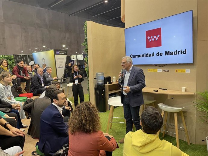 El consejero de Administración Local y Digitalización de la Comunidad de Madrid, Carlos Izquierdo, en el MWC 2023