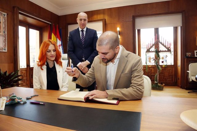 Pablo Álvarez y Sara García firman en el Libro de Honor de la Ciudad de León tras una recepción institucional en el Consistorio.