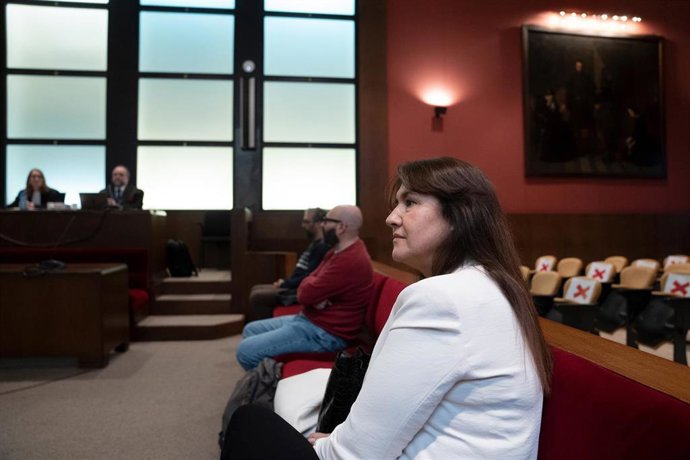(I-D) Los acusados Andreu P., Isaías H., y la presidenta de Junts, Laura Borrs, durante un juicio para declarar por presuntamente fraccionar contratos en la Institució de les Lletres Catalanes (ILC) en el TSJC, a 10 de febrero de 2023, en Barcelona, Ca