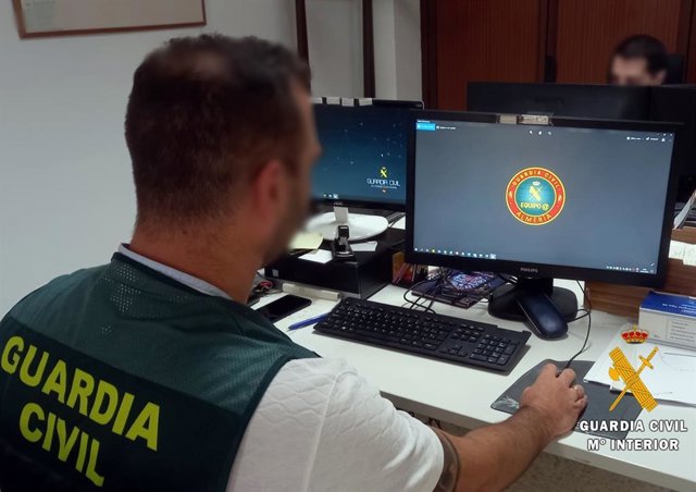 Archivo - Un agente de la Guardia Civil.