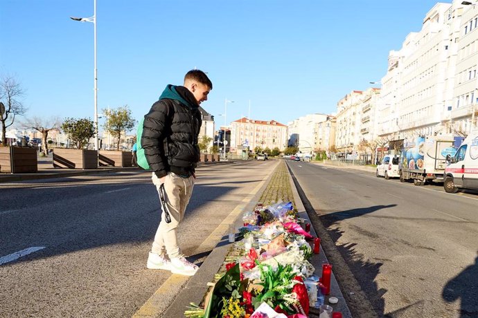 Un chico coloca flores en la calle Castelar, de doble sentido, donde el pasado viernes, 3 de febrero, se produjo un atropello mortal a un motorista de 19 años, a 8 de febrero de 2023, en Santander, Cantabria (España). 