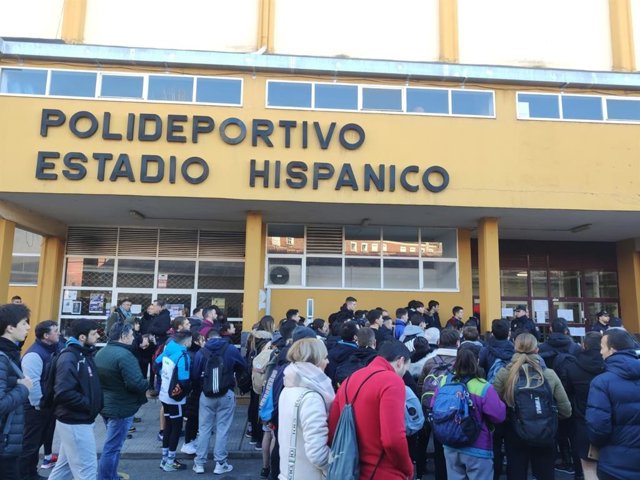 Los aspirantes a ingresar en la Policía Nacional que realizan las pruebas en León, a la entrada del pabellón donde se realizan las pruebas físicas.