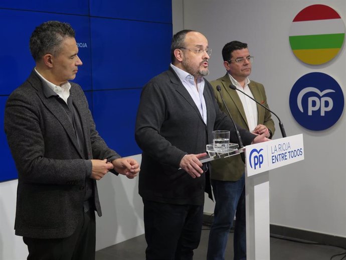 El presidente del Partido Popular de Cataluña, Alejandro Fernández, junto con el secretario general del PP riojano, Alfonso Domínguez, y el candidato a la alcaldía de Logroño, Conrado Escobar