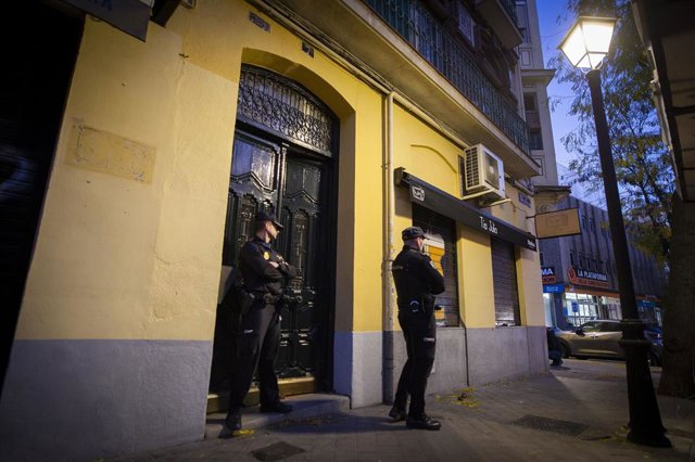 Archivo - Dos Agentes de Policía en el piso en el que se halló el cadáver de la joven.