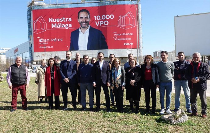 El candidato del PSOE a la Alcaldía de Málaga, Daniel Perez, con miembros de la list