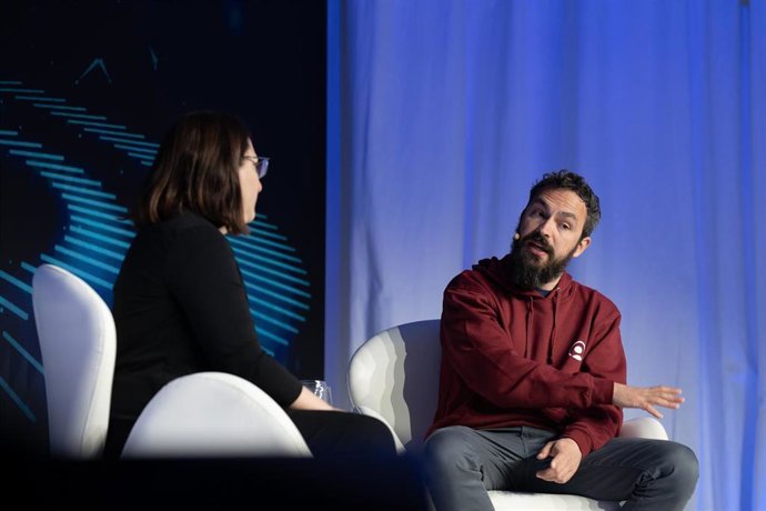 La periodista de TechCrunch Anna Heim y el cofundador y ceo de Factorial, Jordi Romero, en la sesión '(G)local Heroes: Tales of riding through megarounds' de Banco de Sabadell, dentro de la feria 4YFN del MWC