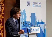 Almeida pide a Reyes Maroto que sea "honrada" porque "los españoles le pagan como ministra pero ejerce de candidata"