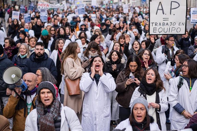 Decenas de sanitarios participan en una manifestación de facultativos hospitalarios en su primera jornada de huelga, a 1 de marzo de 2023, en Madrid (España)