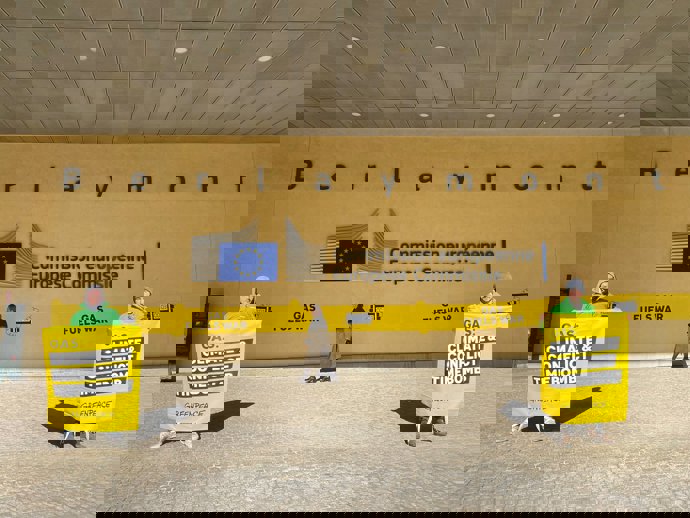 Greenpeace precinta la Comisión con la pegatina de una tubería para criticar el gasoducto entre Europa e Israel