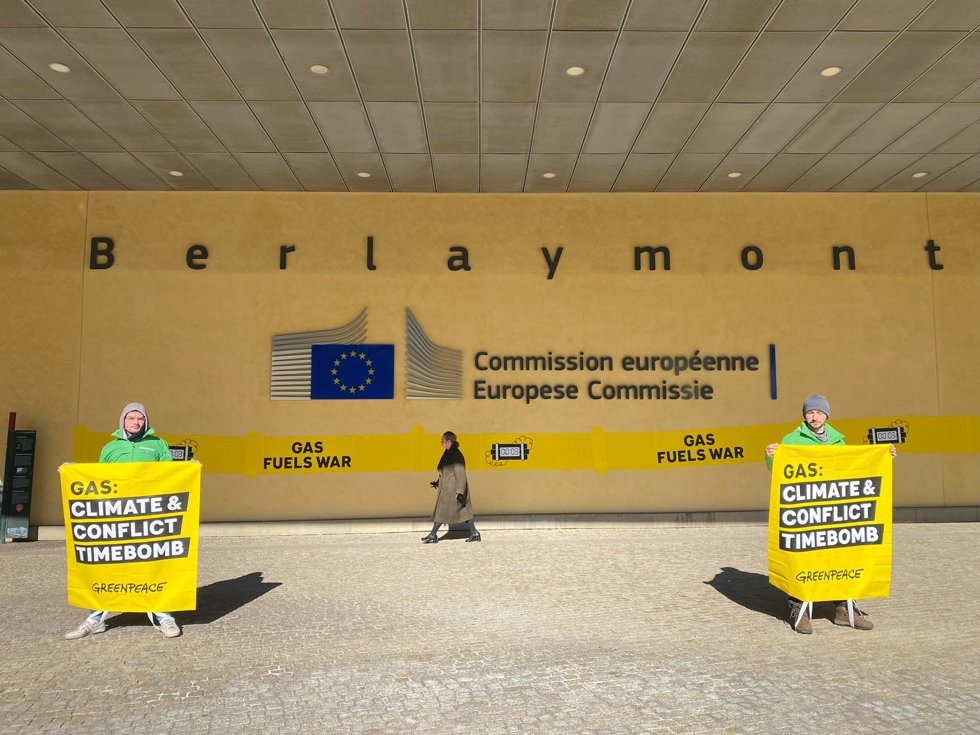 Greenpeace precinta la Comisión con la pegatina de una tubería para criticar el gasoducto entre Europa e Israel