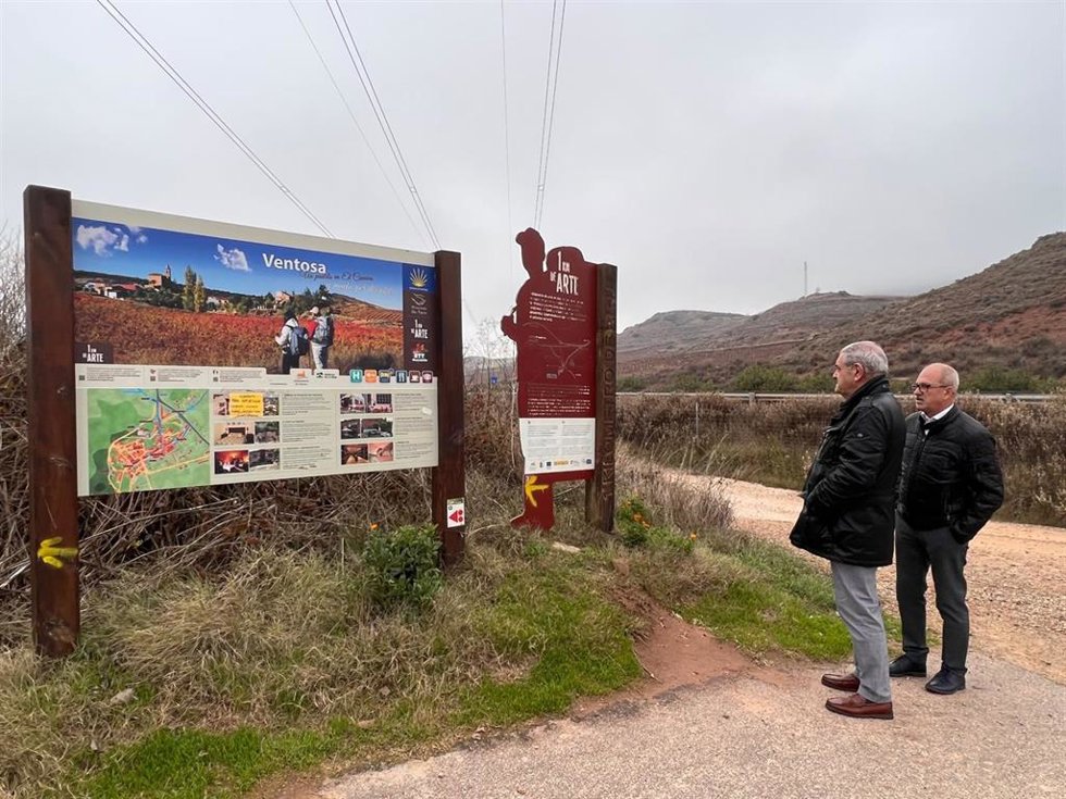 El Camino de Santiago se aleja por el camino de tierra de la derecha y como unas señales de la localidad de Ventosa pintadas con la conocida flecha amarilla inducen al peregrino a tomar otro camino