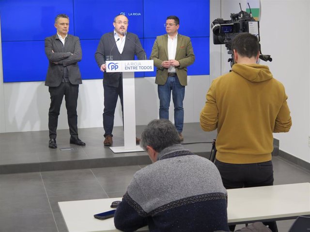 El presidente del Partido Popular de Cataluña, Alejandro Fernández,  junto al secretario general del PP riojano, Alfonso Domínguez, y el candidato a la alcaldía, Conrado Escobar