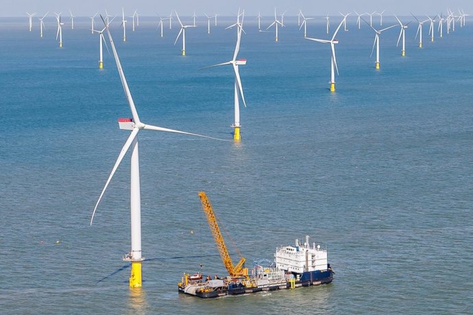 Archivo - Imagen de archivo de un parque eólico marino