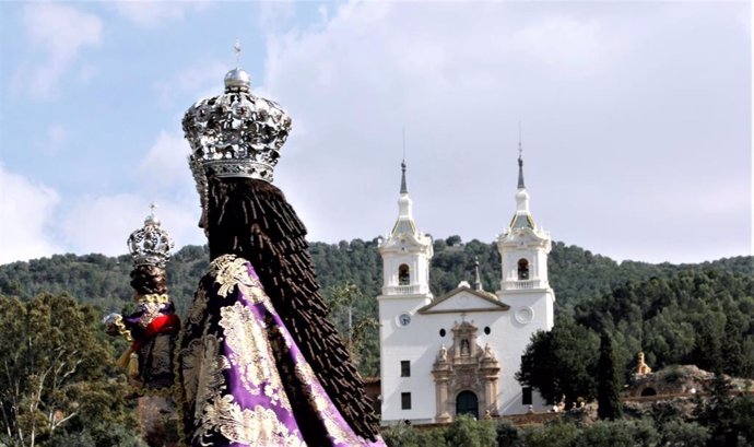 Archivo - Imagen de archivo de la bajada de la Virgen de la Fuensanta en marzo de 2019