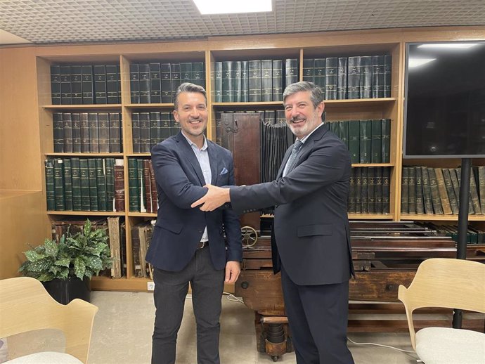 El presidente de ACEMA, José Manuel Fernández, y el director general de Fundación Ecolec, Luis Moreno, tras la prorrogación del acuerdo de colaboración entre las entidades.